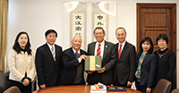 President Rocky Tuan (middle) and Pro-Vice-Chancellor Fok Tai-fai (third from left) of CUHK receive the delegation from UST led by Chancellor Ovid Tzeng